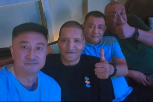 巩晓彬：杜指导攒局 好兄弟都得来 只要聚到一起人就很松弛很快乐