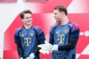 乌尔比希谈拜仁门将组：亦敌亦友+团结集体，会将凝聚力保持下去