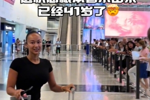 逗！杰伦·格林开启中国行 有女粉丝送礼物 还得赶紧给女友示好