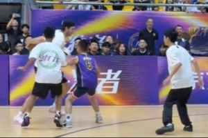 1打3！里夫斯与身穿詹姆斯球衣的小球迷进行了对决 “艰难”取胜