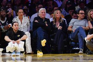 美记：去年10月底NBA董事会才批准交易 仅9个月沃尔特就出售股份