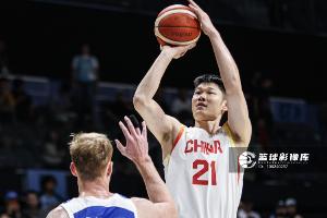 媒体人：中国男篮6后卫4锋线2中锋名单有点畸形 内线极可能被爆