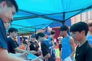 香港金牛校园访问！指导年轻球员分享职业球员的生活与经验