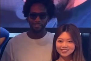 机器人也是会笑的！伦纳德在中国行香港站与球迷合影 笑得很开心