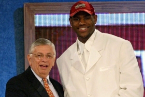 詹姆斯NBA首秀的门票在拍卖会上以高达24323美元的价格售出