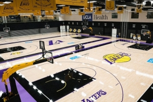 备战新赛季！湖人在球队的训练基地新建了两个篮球场