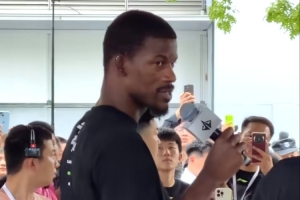 期待你王者归来！巴特勒成都观看球局 并表示“I 'll be back”