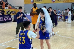 中国行遇到球迷求婚！追梦为球迷送上鲜花&用潮汕话祝其新婚快乐