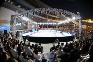 万人观赛名场面回归！一颗篮球燃动一座城