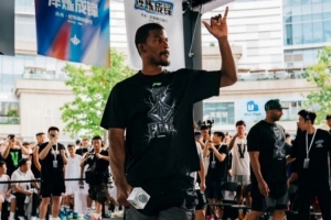 第二天行程结束！巴特勒更新社媒：成都 第二天打卡完成！