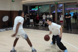 球迷分享与罗斯儿子单挑视频：万一他以后进了NBA我还能吹一吹
