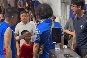 《半月谈》评穿武磊球衣小孩遭围攻：孩子不该成球迷文化牺牲品
