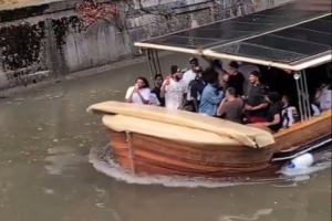 热情的球迷！湖人全队坐船赏景 小河两旁围满粉丝高呼“卢卡”