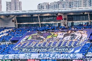 面对武汉高温天气，津门虎俱乐部调集防暑降温用品发放给远征球迷
