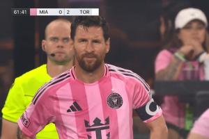 迈阿密3分钟连丢两球0-2落后对手，梅西低头擦汗表情显得有些无奈