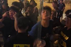 这……博主发视频武汉球迷朝津门虎球迷大巴吐口水，现场一片混乱