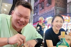 朱芳雨约体校美女班长南宁街头嗦粉：一碗老友粉 吃出了整个青春