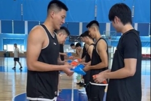江苏男篮训练前的敏捷性热身小游戏 猫捉老鼠前得看手里什么颜色