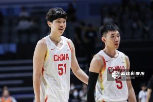 媒体人：让杨瀚森多持球策应 给他更多球权支配机会以发挥其特点