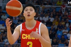郭艾伦调侃胡明轩：他现在的发型比以前圆寸顺眼&更帅一点