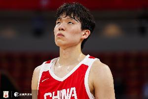 杨瀚森半场4.7秒压哨打进 对上卡塔尔这个阵容内线优势太明显了