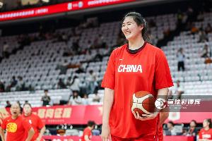 媒体人：美国女篮那几个黑人锋线的弹跳力 张子宇拿不到球很正常