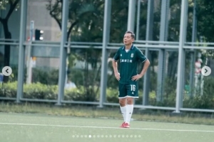 59岁前申花老板朱骏首发出战上演港甲首秀，第38分钟被换下