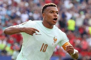 记者：姆巴佩近2年狂轰近90球却四大皆空，他缺少自我批评的态度