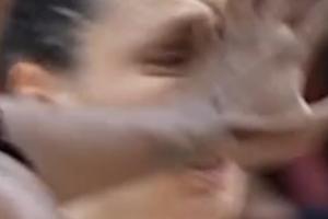 不是假摔？意大利女篮绝平三分出手前 确实被戳到了眼睛 犯规？