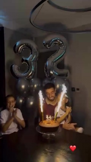 双喜临门！B费32岁生日当天获金球提名 全家一起为球员庆生