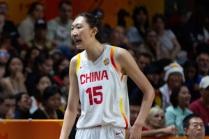差距太大！中国女篮本场抢下22个篮板 法国女篮43个