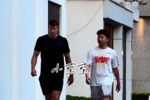 到位了！广东男篮新外援卢卡·博日奇已经到队