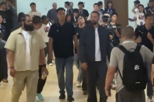 库里来到清华附中 热情粉丝：Long Time No See