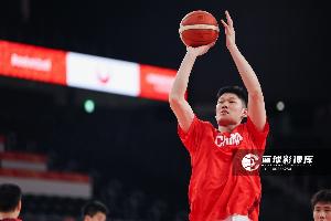 浅浅打一下！胡金秋出战10分钟 4中2得到5分3篮板&正负值为0