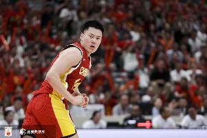 抢得很凶！李弘权首节拿到3篮板两队最高 命中1记三分球