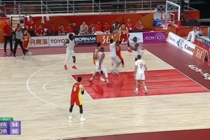 万箭齐发！王俊杰飙中个人本场第3记三分 中国男篮领先巴林39分