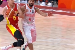 冲击力十足！廖三宁反击被对手肩膀撞到 吹罚违体犯规