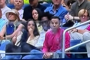 准备买房？伦纳德观战美网女单决赛 身旁是加拿大著名房产经纪人