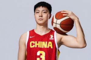 胡明轩：我们现在每场都是全力拼对手 3场小组赛大家都做得非常好