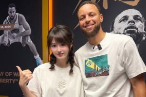 圆梦时刻！美女主持王小七晒与库里的合照：明年见咯！