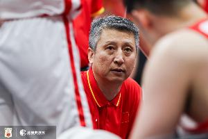 解说：中国男篮在小组赛更多是调整状态、适应场地、演练战术