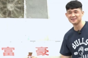带今季新加盟金牛的刘佳鑫到处逛 坐天星小轮吹海风看美景
