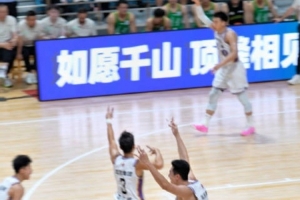 这就是默契！王少杰与沈梓捷连送背传 金鑫底角三分稳稳入筐！