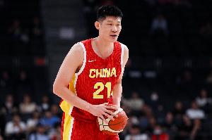 内线你最稳！胡金秋半场4中3 得到7分2篮板1助攻