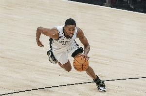考辛斯：热火该追求福克斯 他能降低字母哥万一缺阵的影响