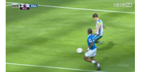 活久见！赫尔城球员倒地后用手绊倒对手送点，措拉基斯扑维萨点球