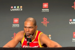KD：我们抢下前场板后的转换不好 半场进攻也需要多传球更有耐心