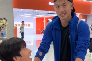 重庆铜梁龙晒有缘一幕：李镇全完成手术返回重庆，偶遇汪士钦