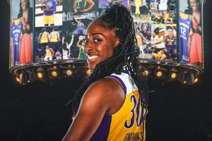 离谱！WNBA火花2分钟连送11分 还嫌不够再吃一T+送的罚球也不要