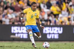 怕啥来啥！多家媒体：拉菲尼亚半场被换下，遭遇右大腿肌肉不适